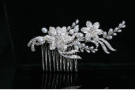 Bridal hair comb with pearls and rhinestones